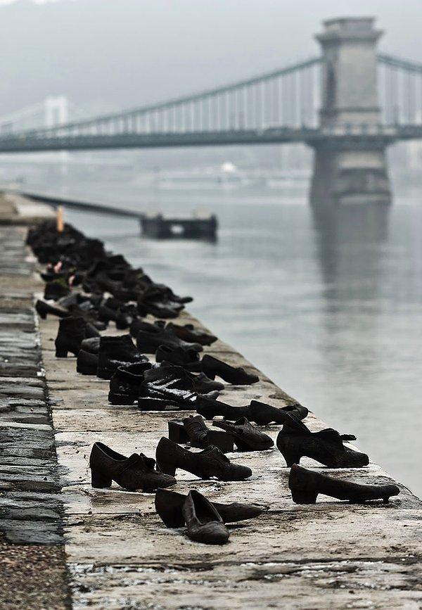 19. Tuna kıyısındaki ayakkabılar, Can Togay ve Gyula Pauer, Budapeşte, Macaristan