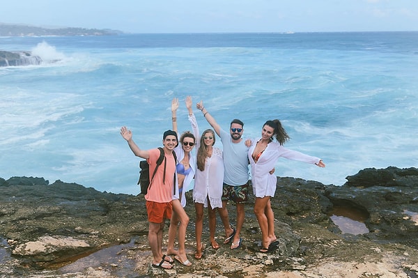 5. А вот и вся их дружная команда, которая недавно совершила свою первую поездку в рамках проекта - они отправились покорять Бали!