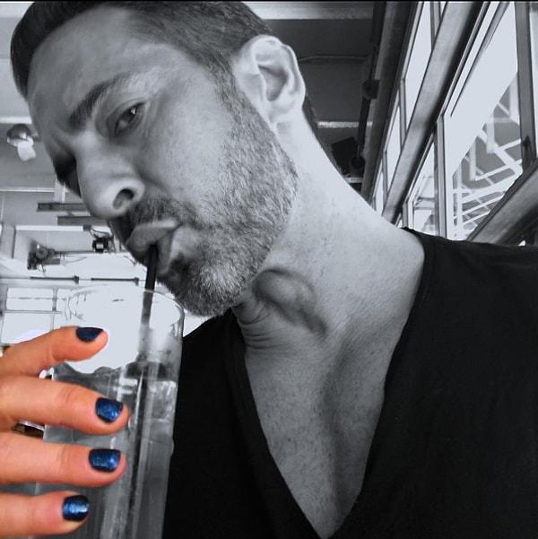 Birkaç ay önce ünlü modacı Marc Jacobs ojeli tırnaklarının görüldüğü selfielerle uyuyan trendi uyandırdı bile.