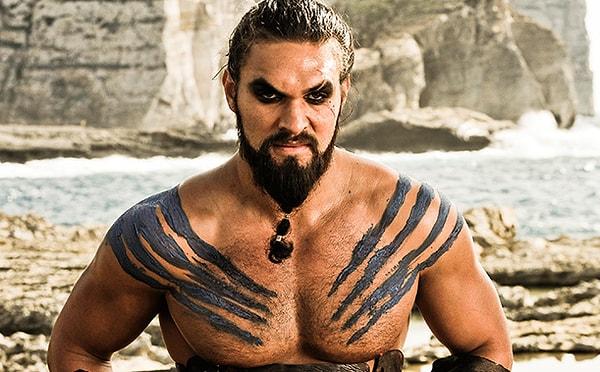 Dizinin 2. sezonunda aramızdan ayrılan Khal Drogo, dizi hayranlarının en beğendiği ve hala özlediği karakterlerden birisi.