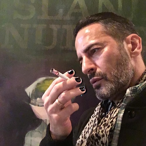 Birkaç ay önce ünlü modacı Marc Jacobs ojeli tırnaklarının görüldüğü selfielerle uyuyan trendi uyandırdı bile.