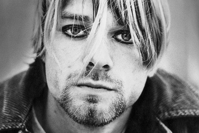3. Biricik Kurt Cobain'imiz de gözlerinin altına ve üstüne çizgi çekmeyi sevenlerdendi.