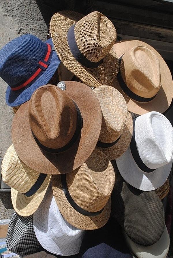 4. Şapka seçimi konusunda marjinal modayı seveler.