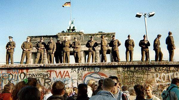 14. Batı Almanya hükümeti, Berlin Duvarı'nın faşist olmayan ve koruma amaçlı bir yapı olduğunu iddia etmiştir. Fakat Doğu Almanyalı insanlar bu duvarın varlığı nedeniyle çok acı çekmiştir.