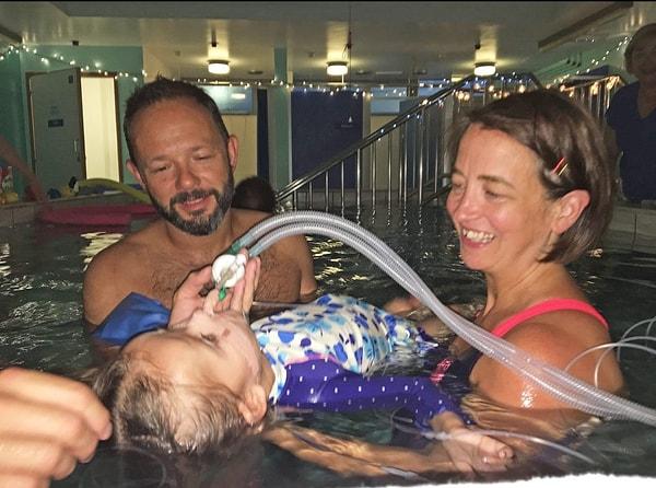 Evelyn suyu çok seviyordu. Tedavi gördüğü hastanenin kendisi için hazırladığı organizasyonla, yaşam destek ünitesine bağlı biçimde ve anne ile babasının desteğiyle de olsa yüzebilme şansını yakaladı.