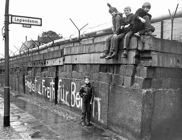 15. Berlin Duvarı, şehrin başkentlik tarihini de ilginç bir şekilde etkilemiştir. 1871-1945 tarihleri arasında başkent olan Berlin, Soğuk Savaş yıllarında yalnızca Doğu Almanya'nın başkenti olmuştur.