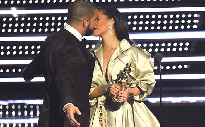 Herkesin Önünde Rihanna'ya Aşık Olduğunu Açıklayan Drake'in Öpücüğü Karşılıksız Kaldı!