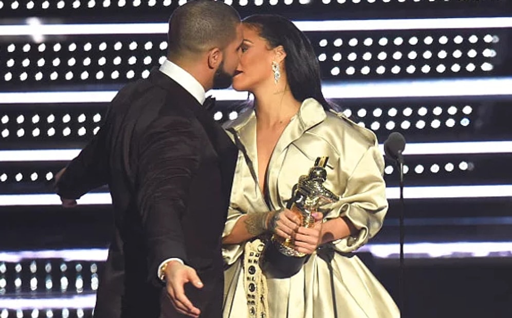 Herkesin Önünde Rihanna'ya Aşık Olduğunu Açıklayan Drake'in Öpücüğü Karşılıksız Kaldı!