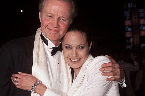 7. Babasının ilgisizliği ve aralarında geçen tatsız olaylardan sonra 2001'da Voight soyadının kaldırılması ve adının Angelina Jolie olarak değiştirilmesi için dilekçe verdi, 2002 yılında soyadını değiştirdi.