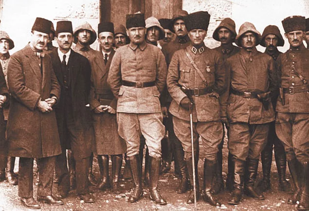 9 Eylül 1922'de İzmir, Yunan işgalinden tamamen kurtuldu. Ancak 30 Ağustos, işgalcilerin topraklarımızı tamamen terk ettiği sembolik bir tarih olarak belirlendi.