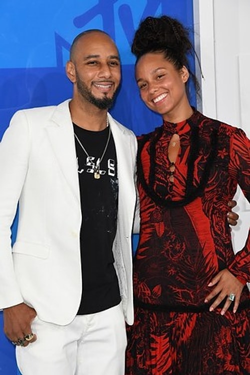 Pazar günü gerçekleştirilen ve müzik dünyasının yıldızlarının geçit yaptığı VMA gecesinde Alicia Keys'in yüzünde makyajdan eser yoktu ve harika görünüyordu.