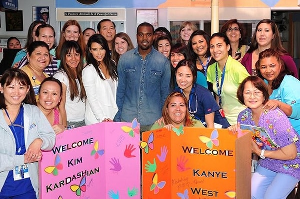 10. Ким и Канье посетили больницу в Лос-Анджелесе и призвали людей жертвовать деньги больным детям вместо того, чтобы присылать подарки новорожденному Сейнту Уэсту