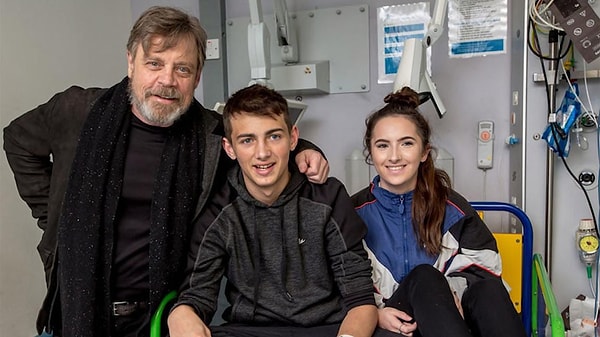 15. Марк Хэмилл пропустил премьеру "Звездных войн", чтобы посетить больных детей