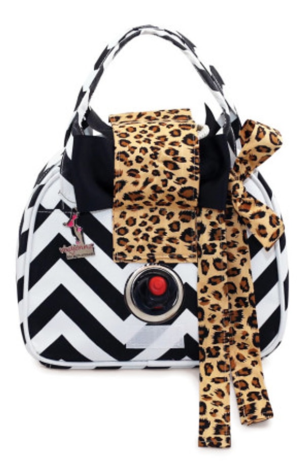 14. Сумка, которая может выступать в роли держателя мехов для вина