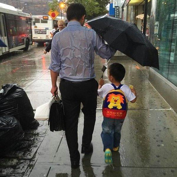 3. Çocuğu için yağmurda sırılsıklam olmayı göze alan bir baba düşünün şimdi de...