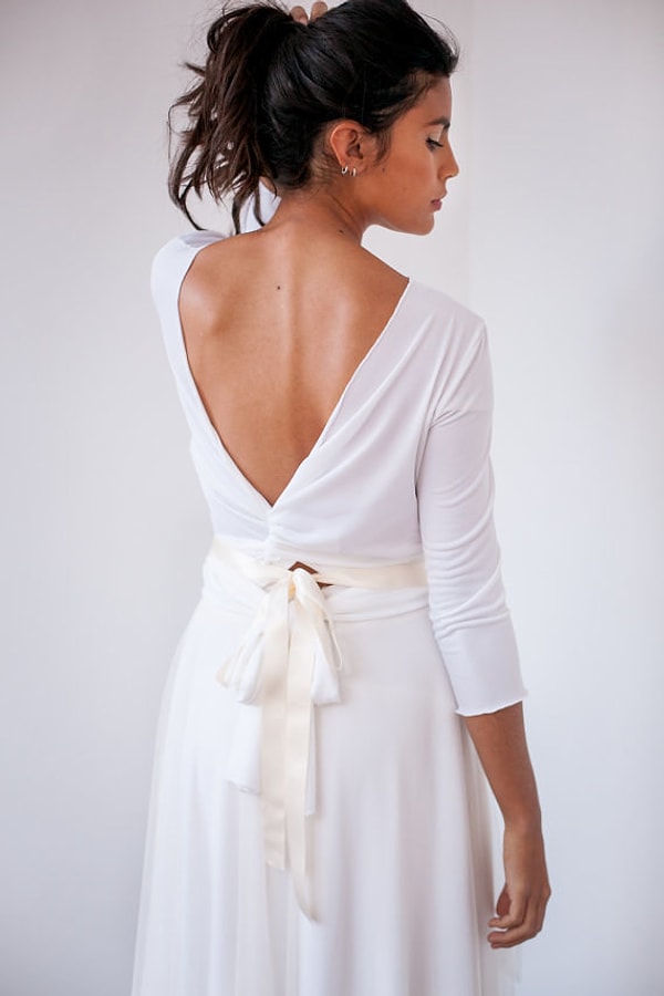 23. Простое спокойное платье с открытой спиной и лентой на поясе