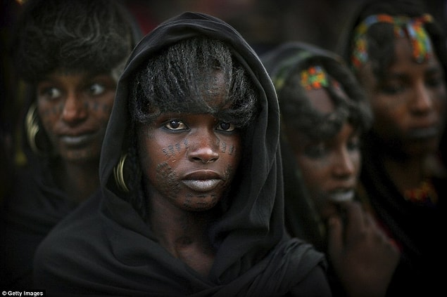 Aslında buna tam olarak çalmak denilemez, çünkü Wodaabe kabilesinin kadınları çok eşli olabiliyorlar. Kabile kadınlarının istedikleri kadar cinsel özgürlükleri var ve isterlerse birden fazla eşle birlikte olabiliyorlar.
