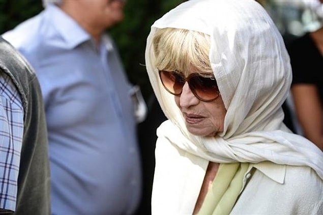 Son yolculuğunda dostları yalnız bırakmadı