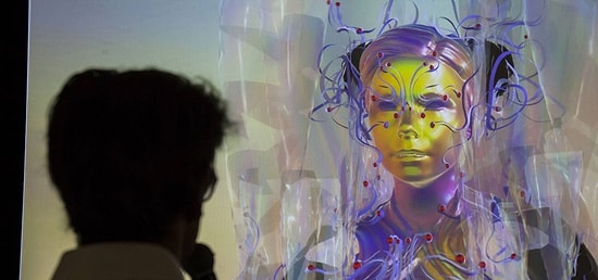 Björk Yeni Sergisinin Açılışına Canlı Avatar Olarak Katıldı!