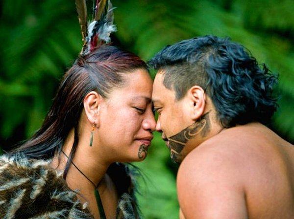 7. İki Maori birbirlerini selamlıyor