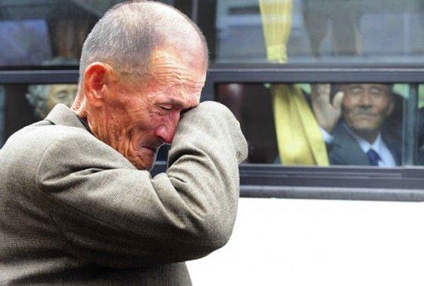 13. Güney Koreli bir adam, geçici hükümet birleşme izninden sonra, Kuzey Koreli kardeşine veda ediyor