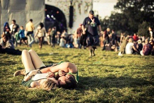 16. Müzik festivalinde çimlerde uzanan bir çift