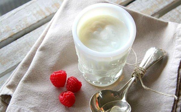 3. Kalsiyum açısından zengin olan yoğurt, diş beyazlığında büyük öneme sahiptir.