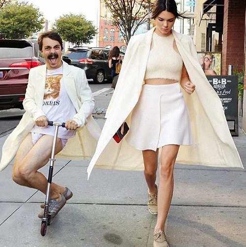 Beyefendi kafayı genç modele takmış durumda.😅
