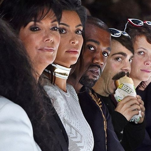 Kendini amatör model olarak tanımlayan "Kirby Jenner"ın Kardashian ailesine karşı bir zaafı var.
