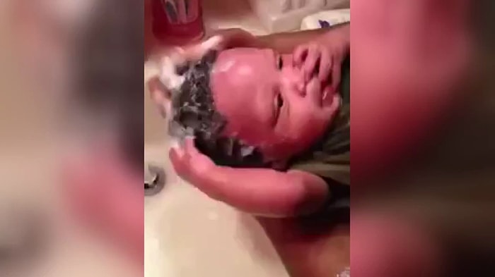 Saçları Yıkanan Bebeğin Huzur Veren Rahatlığı