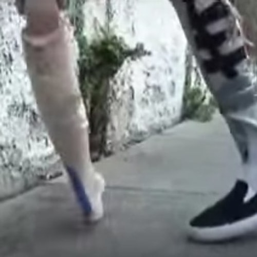 "Street Walking" adındaki bu video artık "Ne içiyosunuz yaa?" dedirten cinsten.