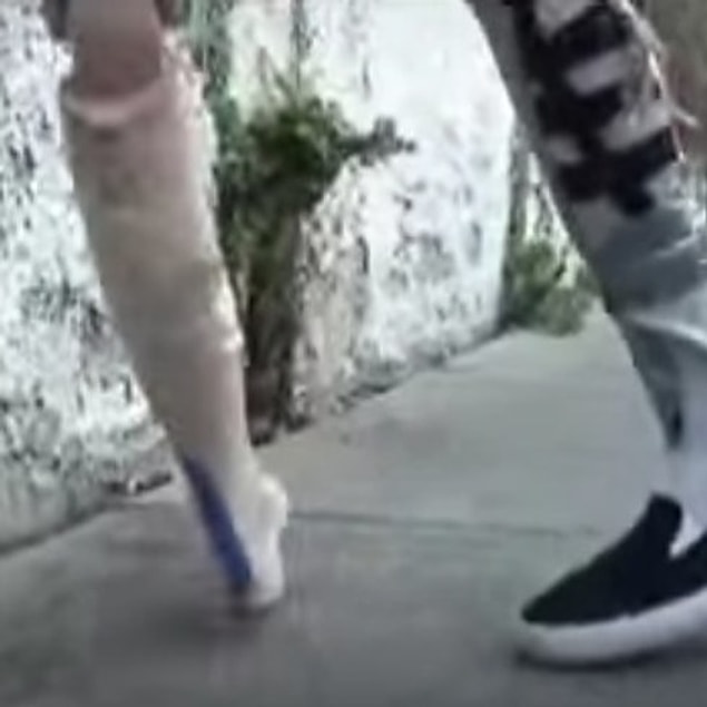 4. "Street Walking" adındaki bu video artık "Ne içiyosunuz yaa?" dedirten cinsten.