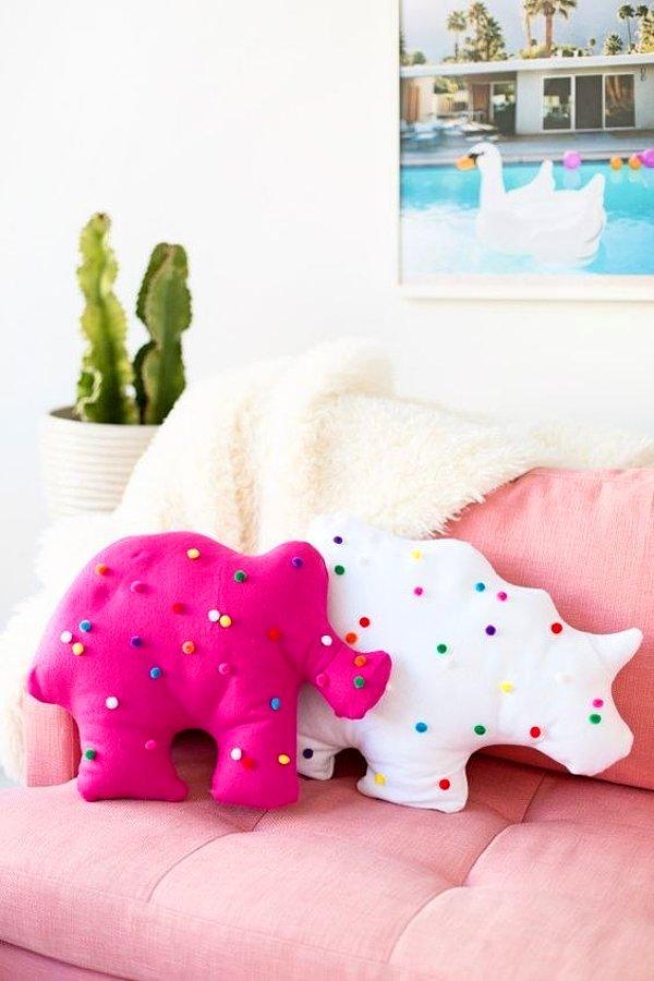 5. Çocuklarınızın odası için evde yapılabilen hayvan tasarımlı minnoş yastıklar 😍