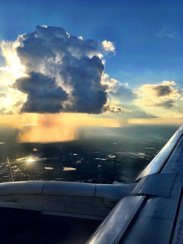 18. Uçağın yan camından bir yağmur görüntüsü 🌧