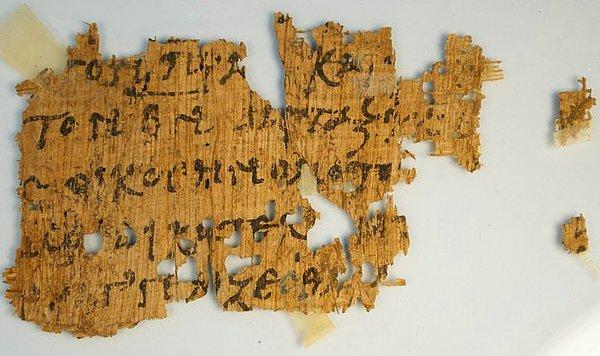 Bu İncil oldukça eski olsa da, bilinen en eski İncil örneğinin 125 yılına ait papirüs yazmaları olduğunu hatırlatalım.