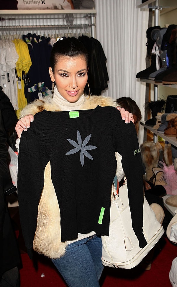 3. Гуляешь по магазинам? Покажи фотографу любую вещь с нежной улыбкой на лице.