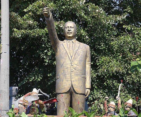 Heykeltraş Nuh Akın, Karadeniz bölgesinde bir belediyenin siparişi üzerine 4 metrelik bir Tayyip Erdoğan heykeli yaptı.