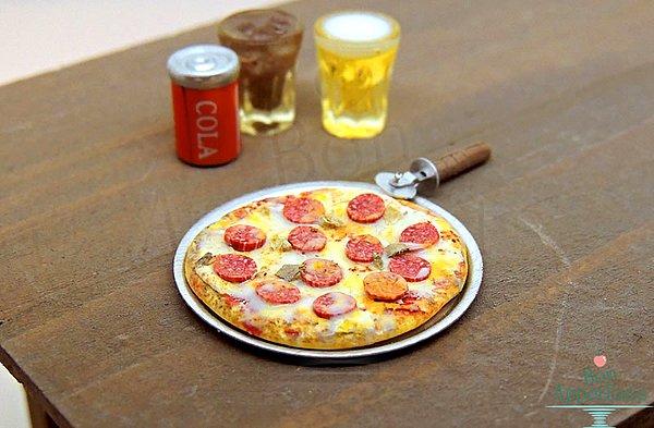 Pizza, bira ve kola.