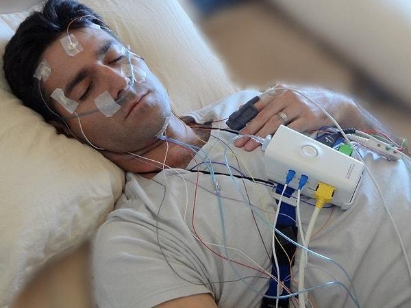 Kronik insomnianız varsa polisomnografi testiyle uyku halindeyken beyin aktiviteniz, göz hareketleriniz, kalp atış hızınız ve kan basıncınız belirlenir.