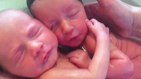 Kendilerini Hala Anne Karnında Sanan Sevimli Minik İkizler