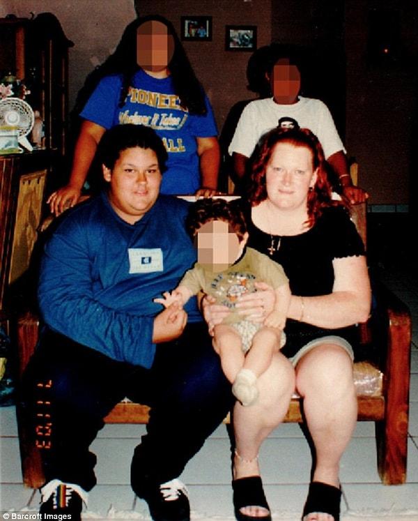 Monica(sol alt) burada erken yaşlarda ailesi ile birlikte.