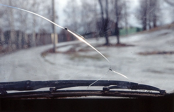 3. Нанесите на трещины на лобовом стекле прозрачный лак для ногтей