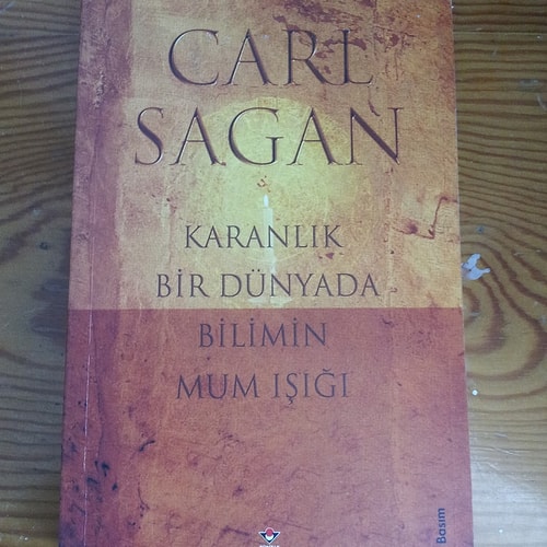 Garajımdaki Ejder hikayesi, Karanlık Bir Dünyada Bilimin Mum Işığı kitabında yer alıyor.
