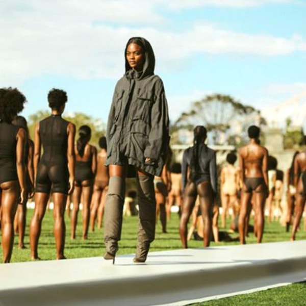 7. Зрителей особенно впечатлила модель в черных пальто и ботфортах, которая до последнего пыталась балансировать на сломанном каблуке.