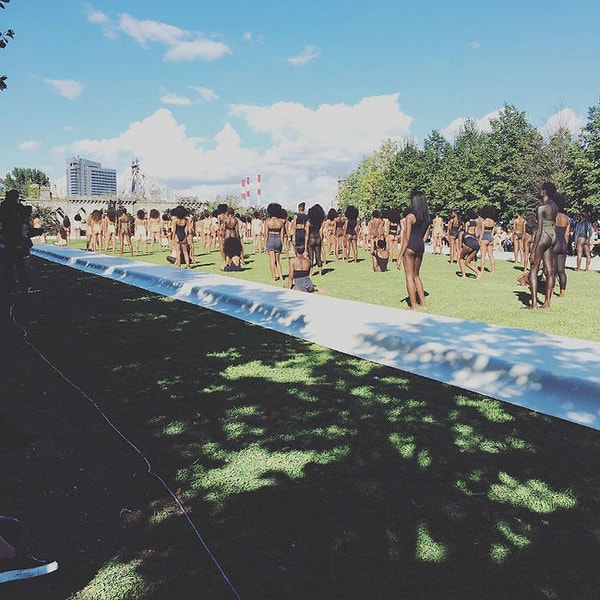 4. Говорят, что девушкам пришлось простоять так около пяти часов.