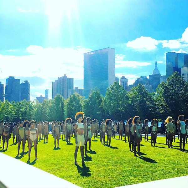 3. Первое, что увидели зрители - выстроившиеся в ряды внутри треугольного подиума модели.