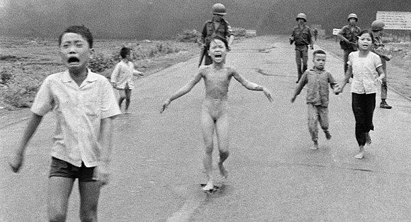 Napalm bombalarından kaçan kız çocuğu
