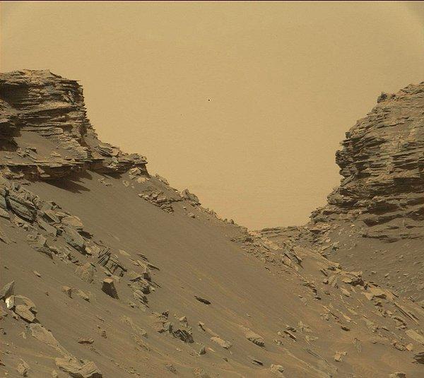 Curiosity'nin bu karesi hem eğimli tepeciklerin hem de kaya tabakalarının bulunduğu ve 'Murray Tepeleri' olarak bilinen bölgeden.