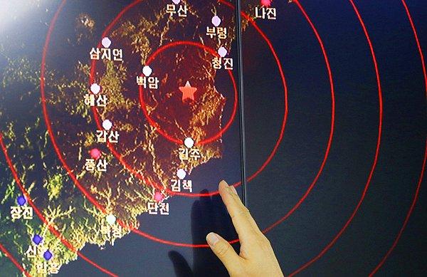 15. Kore Deprem ve Volkan İzleme Birimi'nden bir görevli Kuzey Kore'deki sismik dalgaların merkez üssünü gösteriyor.