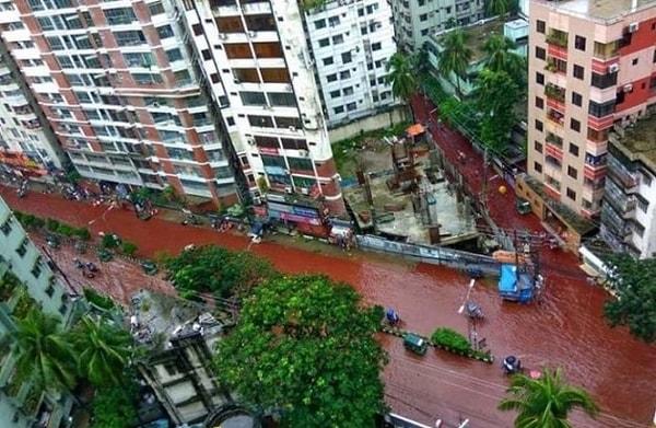 Kurban Bayramı'nın birinci günü akşam saatlerinde başlayan yağmur Dakka'yı etkisi altına aldı. Kanalizasyon sisteminin iyi olmaması ve izinsiz kesim yapılması sebebiyle kurbanlık hayvanların kanı ve diğer atıklardan oluşan kırmızı bir su şehrin sokaklarını bastı.